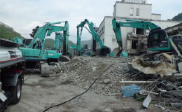 ビル解体現場の重機への給油作業