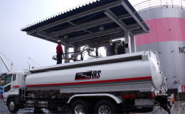 20kローリーの積み込み作業